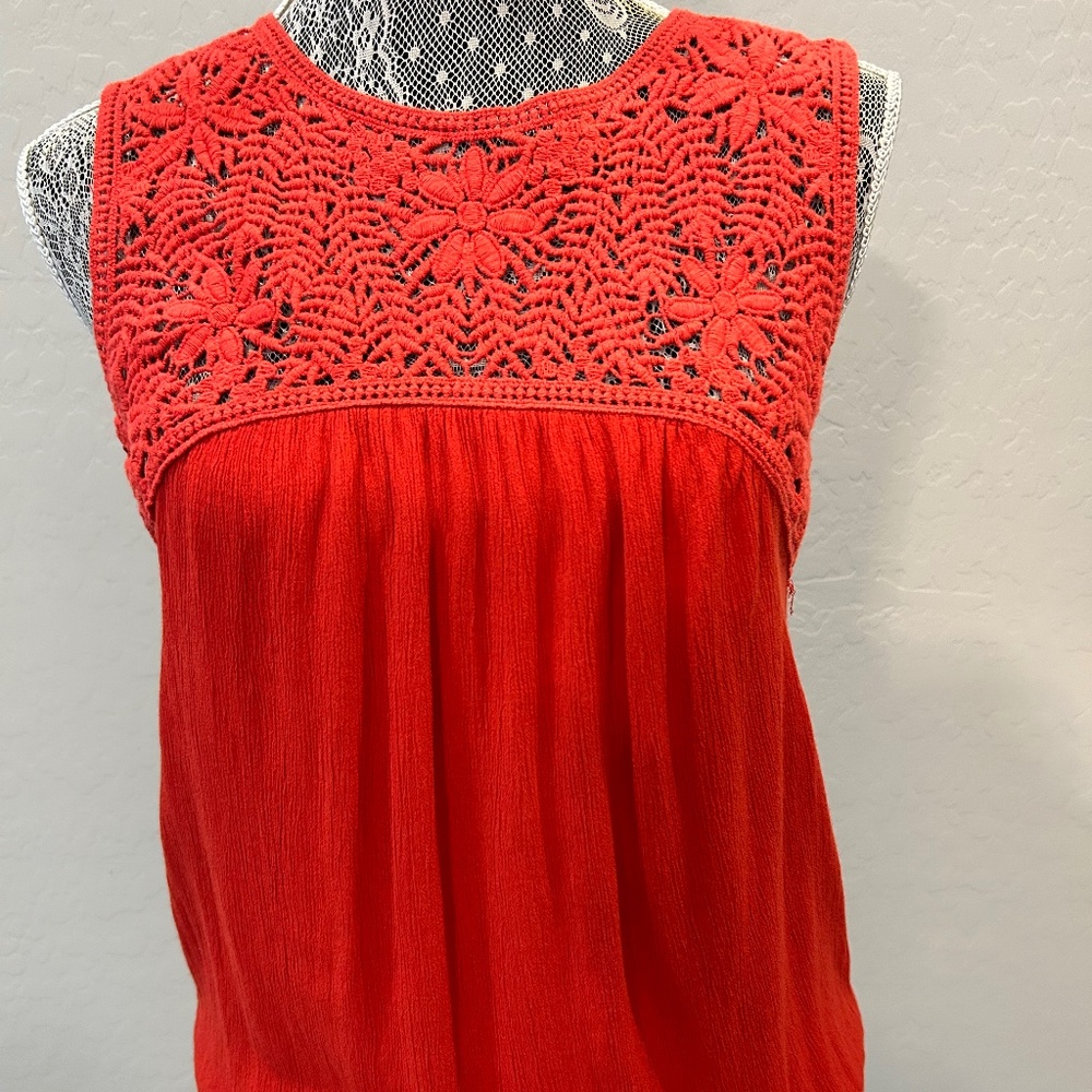 Cute top with bubble waist.